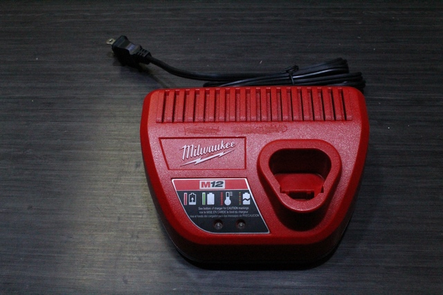 CHARGEUR A BATTERIE - Image 2