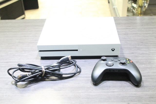 Console Xbox One S 1To + acc - Image 1