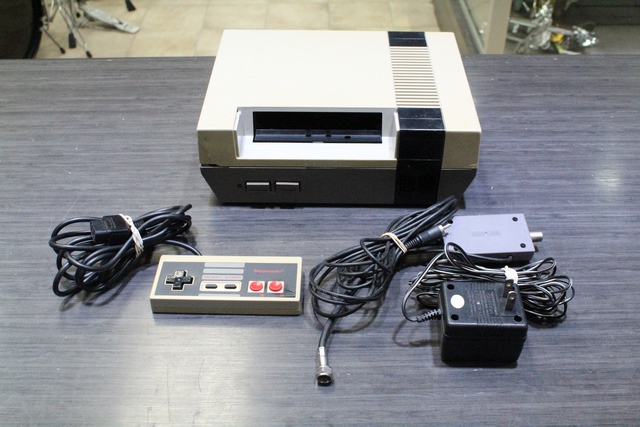 Console NES + 1 manette + acc  (console sans porte et defauts) - Image 1