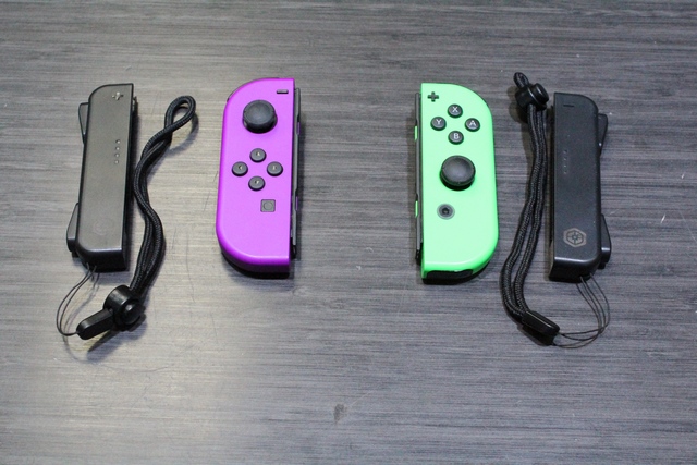 Ensemble de 2 manettes JoyCon + acc - Image 1