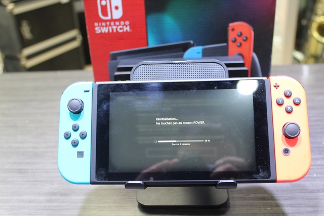 Console Nintendo Switch + station d accueuil (complet) - Image 3