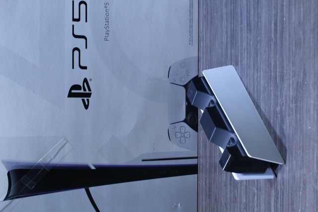 Console PS5 slim 1to + cd + chargeur a manette - Image 4