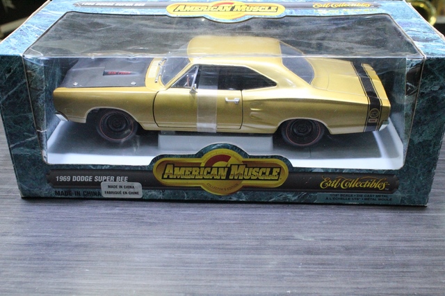 Dodge super bee 1969 1 18 diecast  - Image 1