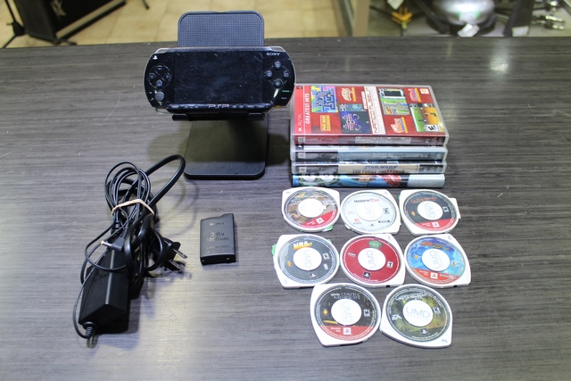 Console PSP 1000 + acc + batterie + 12 jeux - Image 1