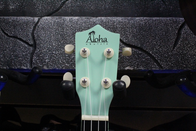 ukulele soprano (vert) - Image 4