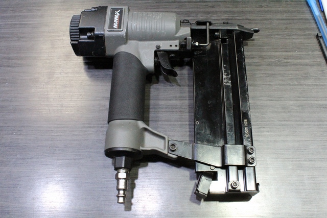 CLOUEUSE A FINITION - Image 1