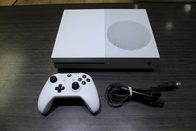 console xbox one s 1to + acc + chargeur - Image 1