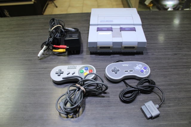Console Snes + acc +2e man (2 manettes sans marque) - Image 1