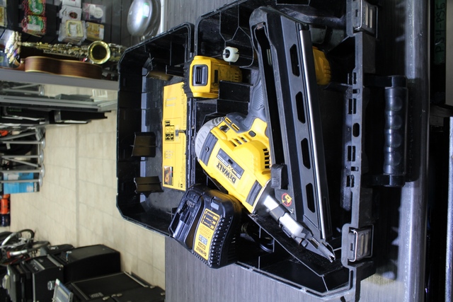 Fusil a clou Dewalt+ batt + chargeur + boite - Image 4