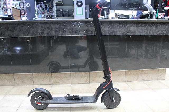 Trotinette electrique + chargeur - Image 1