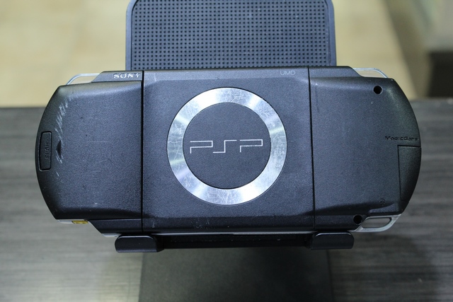 Console PSP 1000 + 10 jeux + acc (ecran taches) - Image 3