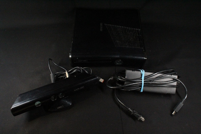 Xbox 360 250go + acc (sans manette) - Image 1