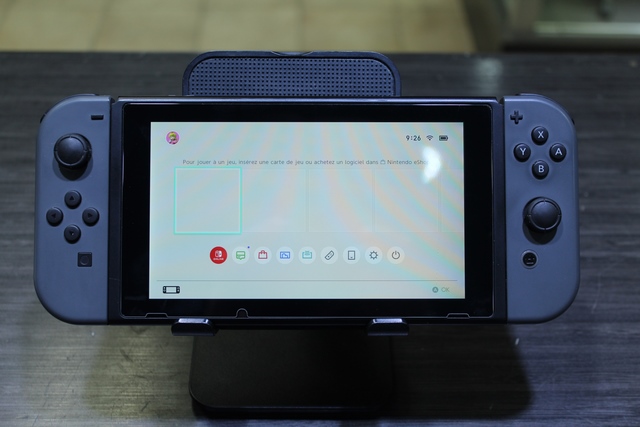 Console Nintendo switch + carte sd 64 go + boite (petite cassure) - Image 2