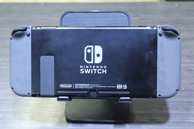 Console Nintendo switch + carte sd 64 go + boite (petite cassure) - Image 3