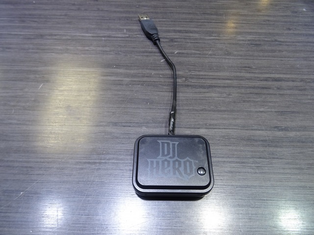 DJ Hero Turntable Controller + DJ Hero 2 - Image 2