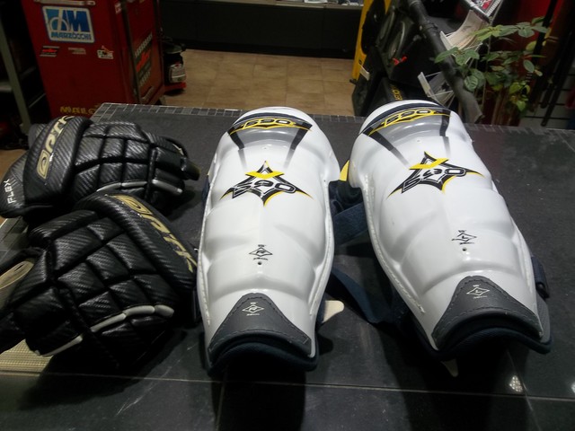 30.00 $ TX INCLUS LIQUIDATION gant +pad de jambe vic ptk 590