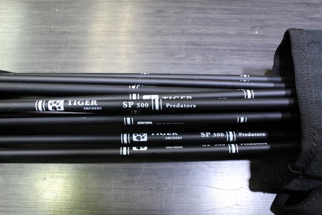 Arc Black Hunter + carquois + 11 fleches pratiques 35 lbs - Image 4