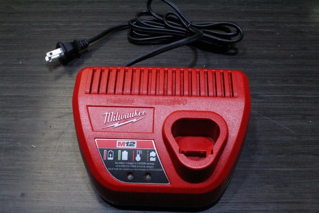 CHARGEUR A BATTERIE MILWAUKEE M-12