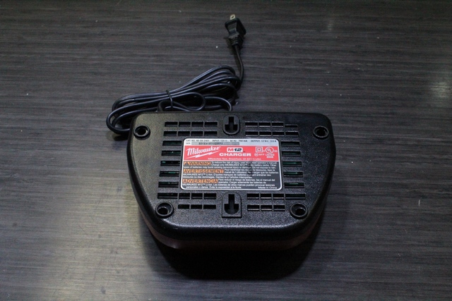 CHARGEUR A BATTERIE MILWAUKEE M-12 - Image 3