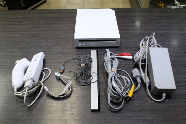 Console Nintendo Wii + acc (vis tient mal le dessous) rvl-001