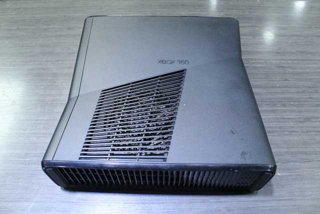 Console Xbox 360 250 go + acc microsoft 2011-04-01 - Image 2