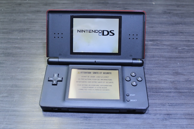 Console ds + chargeur (ecrans un peu brulees) NINTENDO usg-001 - Image 2