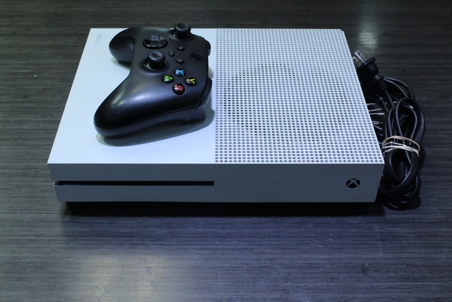 Console xbox one S 1to (lecteur fonctionne pas prise hdmi lousse) + manette MICROSOFT 1681