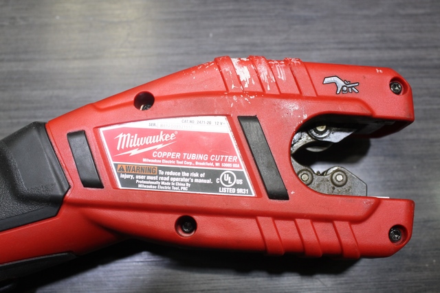 Coupe tuyau + chargeur + 2 batterie MILWAUKEE 2471-20 - Image 2