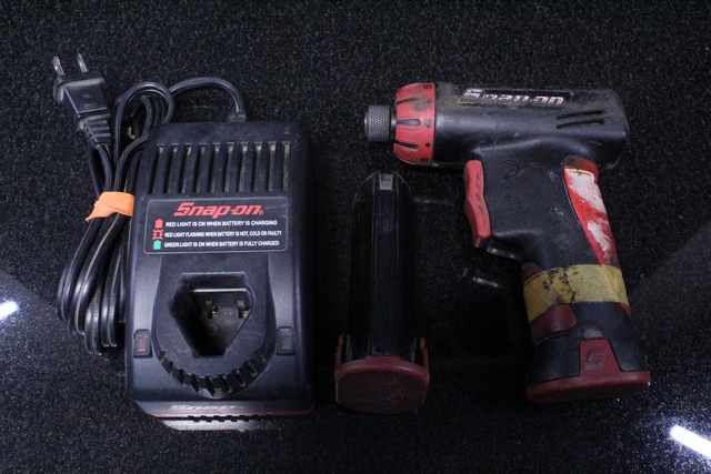 Ensemble de 3 outils Snap-on a batterie 7.2 v pas chargeur et Une Visseuse + 2 batterie et Chargeur snap on ctb8172 /ctb8172bk /ctb 8174/cts561cl - Image 3