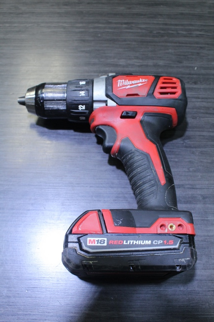 Kit outil 1 perseuse +1 impact +1 chargeur + 2batt + sac MILWAUKEE 2606-20 / 2656-20 - Image 2