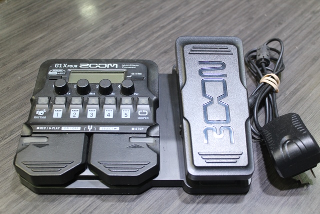 Pedale Multi effets + acc zoom G1 X four