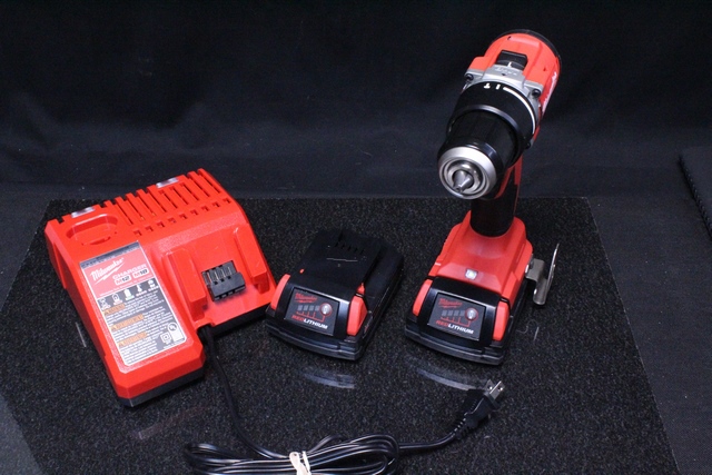 Perceuse Milwaukee +chargeur + 2 batteries +étui 3602-20 - Image 2