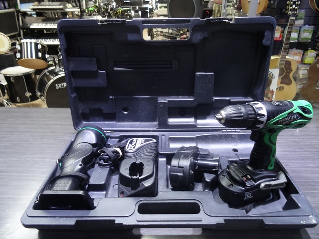 Perceuse + lampe + 2 batteries hitachi ds18dvf3