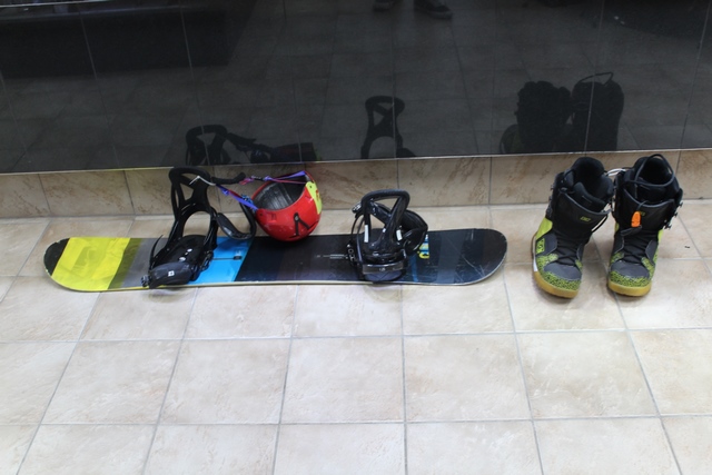 Planche de snow 148 cm + fix + bottes 11.5 US + casque burton custom