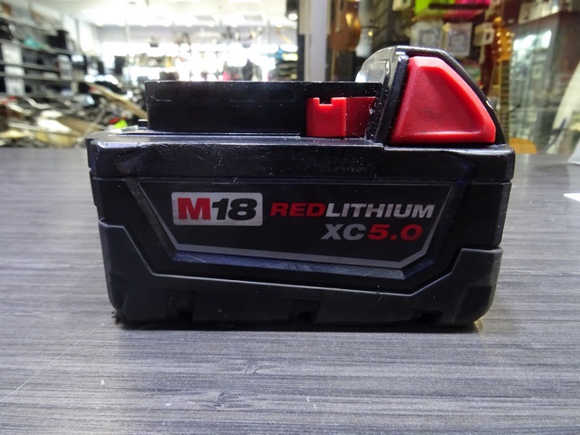 Scie va et Vient Sawzall + Batterie M18 xc 5.0AH + Chargeur MILWAUKEE 2621-20 - Image 2