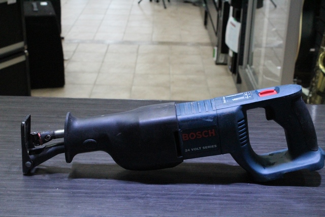 Scie va et vient avec batterie 24 volt (Batterie defectueuse) BOSCH 1645 - Image 2