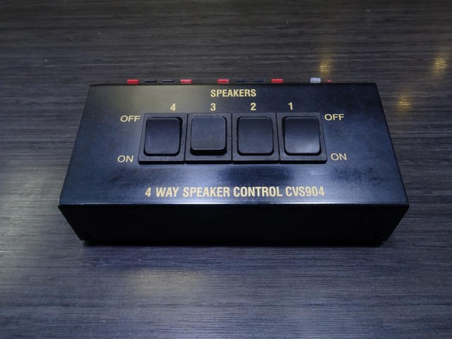Switch Pour Haut Parleur 4 canal no Name CVS904
