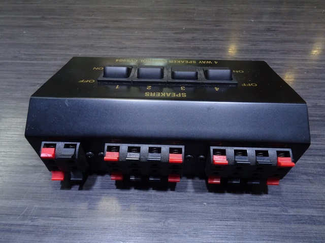 Switch Pour Haut Parleur 4 canal no Name CVS904 - Image 3