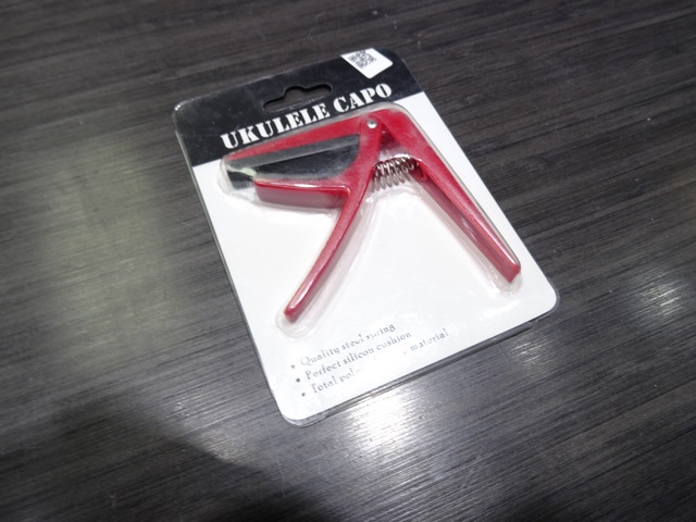 capo de ukulele rouge