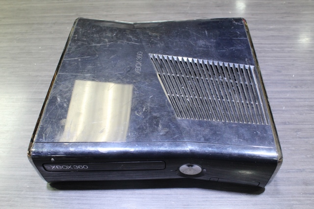 console xbox 360 250gb + acc (manette pas officielle) microsof 1410 2011-02-13 - Image 2