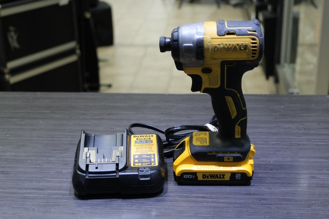 drill a percussion + batterie 2ah + chargeur dewalt dcf787 / dcb203