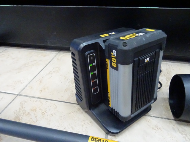 ensemble souffleur et weed eater + batterie 60v 2.5ah  + chargeur cat dg650/dg610 - Image 3