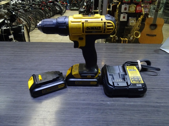 perceuse + 2 batterie 20v 1.3ah + chargeur dewalt dcd771-dcb207