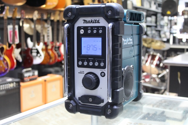radio de chantier + batt 18v (plastique fermeture brisee) Makita dmr116