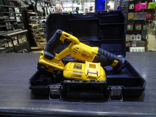 scie va et vient + chargeur + batterie 20v 8ah Dewalt dcs380
